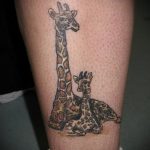 Интересный пример выполненной тату жираф – рисунок подойдет для тату жираф на рукетату жираф на пальце
