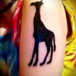 Зачетный пример выполненной татуировки жираф – рисунок подойдет для тату жираф на рукетату жираф на пальце