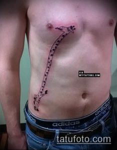 Фотография необычной татуировки жирафа на груди, выполненной в тонком графическом стиле. Рисунок выглядит как набросок карандашом.