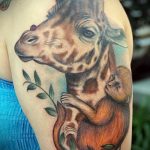 Оригинальный вариант существующей наколки жираф – рисунок подойдет для тату жираф ёжик жираф