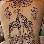 Зачетный пример нанесенной тату жираф – рисунок подойдет для тату жираф на спине