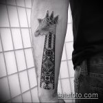 Крутой пример выполненной наколки жираф – рисунок подойдет для тату жираф на спине