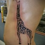 Классный пример нанесенной тату жираф – рисунок подойдет для тату жирафа на спине
