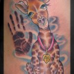 Зачетный пример нанесенной тату жираф – рисунок подойдет для тату жираф на предплечье
