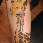 Прикольный пример выполненной татуировки жираф – рисунок подойдет для тату жираф ёжик жираф