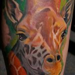 Классный пример готовой наколки жираф – рисунок подойдет для тату жираф на ноге