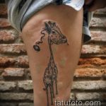 Интересный пример нанесенной татуировки жираф – рисунок подойдет для тату жираф маленькийтату жираф моноцвет