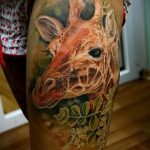 Зачетный пример существующей наколки жираф – рисунок подойдет для тату жирафа на спине