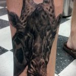Крутой вариант существующей татуировки жираф – рисунок подойдет для тату жираф на рукетату жираф на пальце