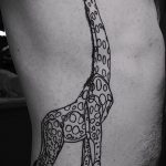 Зачетный пример нанесенной наколки жираф – рисунок подойдет для тату жираф маленькийтату жираф моноцвет