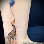 Уникальный пример выполненной наколки жираф – рисунок подойдет для тату жираф на акуле