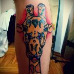 Классный пример существующей татуировки жираф – рисунок подойдет для тату жираф на акуле