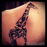 Интересный пример выполненной татуировки жираф – рисунок подойдет для тату жираф на ноге