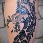 Оригинальный пример выполненной тату жираф – рисунок подойдет для тату жираф ёжик жираф
