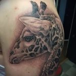 Крутой вариант нанесенной татуировки жираф – рисунок подойдет для тату жираф акварель