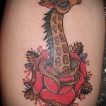 Крутой пример готовой наколки жираф – рисунок подойдет для тату жираф на ноге