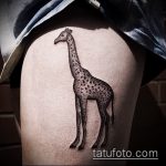 Прикольный пример готовой татуировки жираф – рисунок подойдет для тату жираф геометрия
