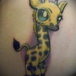 Интересный пример нанесенной тату жираф – рисунок подойдет для тату жираф на спине