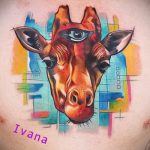 Классный пример существующей тату жираф – рисунок подойдет для тату жираф ёжик жираф