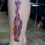 Прикольный вариант нанесенной татуировки жираф – рисунок подойдет для тату жираф на рукетату жираф на пальце
