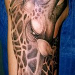 Уникальный пример существующей наколки жираф – рисунок подойдет для тату жирафа на спине