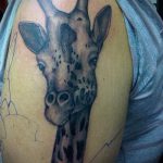Классный пример выполненной тату жираф – рисунок подойдет для тату жираф на предплечье