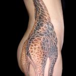 Оригинальный вариант нанесенной татуировки жираф – рисунок подойдет для тату жираф на спине