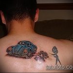 Фото тату разбитого автомобиля Volkswagen Beetle на спине. Цветной рисунок, динамичная композиция, необычный сюжет.