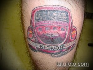 Фото тату старого автомобиля Volkswagen Beetle на ноге. Ретро стиль, реалистичный рисунок, надпись 'Blondie'.