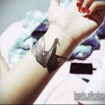 Крутой пример готовой татуировки журавль – рисунок подойдет для тату бумажный журавлик