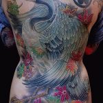 Интересный пример готовой тату журавль – рисунок подойдет для тату аист и цветы