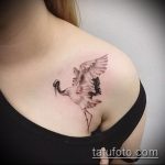 Интересный вариант существующей татуировки журавль – рисунок подойдет для тату аист и цветы