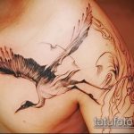 Прикольный пример нанесенной татуировки журавль – рисунок подойдет для тату бумажный журавлик