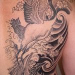 Прикольный вариант готовой татуировки журавль – рисунок подойдет для тату журавлик оригами на шее