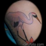 Классный пример готовой татуировки журавль – рисунок подойдет для тату аист и цветы