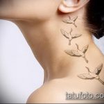 Крутой вариант нанесенной татуировки журавль – рисунок подойдет для тату аист и цветы