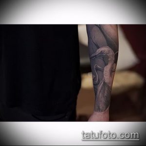 Фото татуировки журавля в стиле blackwork на руке. Рисунок выполнен тонкими черными линиями, создающими эффект грациозности и легкости.