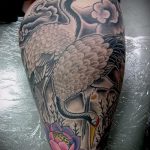 Зачетный вариант выполненной татуировки журавль – рисунок подойдет для тату журавлик оригами на шее