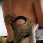 Прикольный вариант существующей татуировки журавль – рисунок подойдет для тату журавль на лопатке