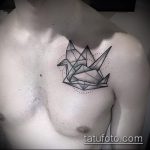 Крутой вариант нанесенной татуировки журавль – рисунок подойдет для тату журавлик оригами на шее