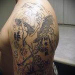 Классный вариант выполненной татуировки журавль – рисунок подойдет для тату журавль на спине