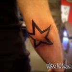Зачетный пример нанесенной татуировки звезды на локтях – рисунок подойдет для тату звезды на локтях у девушек
