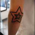 Зачетный вариант нанесенной татуировки звезды на локтях – рисунок подойдет для тату звезды на локтях для пресса