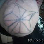 Прикольный вариант нанесенной татуировки звезды на локтях – рисунок подойдет для тату звезды на локтях у девушек