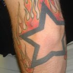 Оригинальный пример существующей татуировки звезды на локтях – рисунок подойдет для тату звезды на локтях мужской