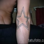 Интересный пример нанесенной тату звезды на локтях – рисунок подойдет для тату звезды на локтях у девушек