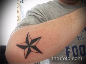 Фото тату простой звезды на предплечье. Черно-серый рисунок татуировки в классическом стиле. Минималистичный эскиз тату.