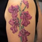 Зачетный вариант выполненной тату ирис – рисунок подойдет для тату ириса цветка