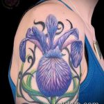Крутой вариант выполненной тату ирис – рисунок подойдет для тату цветка ирис