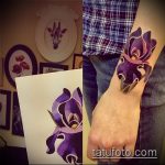 Прикольный вариант существующей татуировки ирис – рисунок подойдет для тату цветка ирис